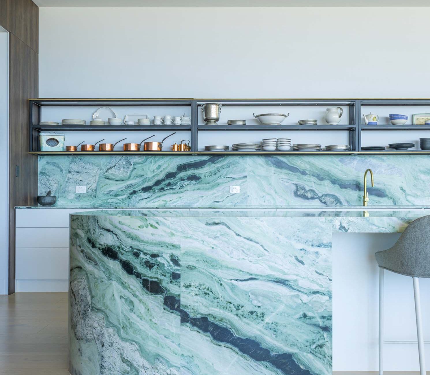 Marble kitchen with curved edges with Verde Oceania
