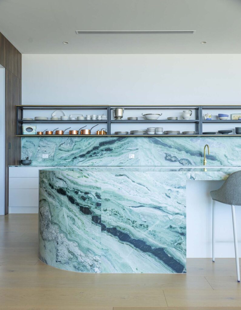 Marble kitchen with curved edges with Verde Oceania